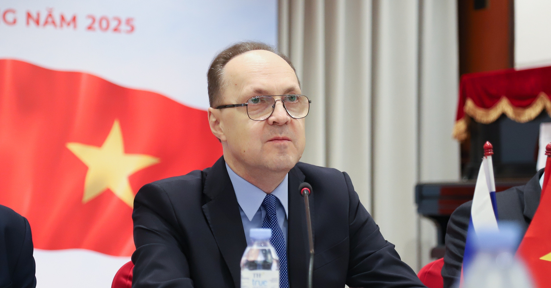 Vietnam, Russia exchange invitations for official visits in 2026