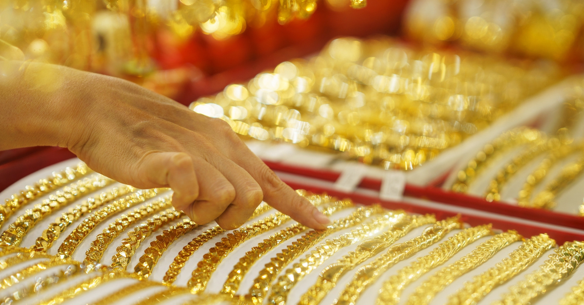 Vietnam to fine cash gold trades up to $800 under new banking decree