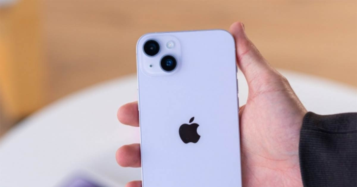 Vietnamese tech shoppers flock to AI gadgets, affordable iPhone 14 Plus