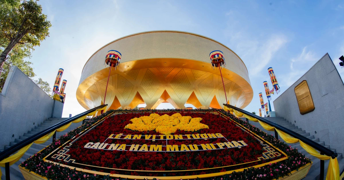 Statue of Konagamana Buddha on Ba Den Mountain to welcome pilgrims, visitors