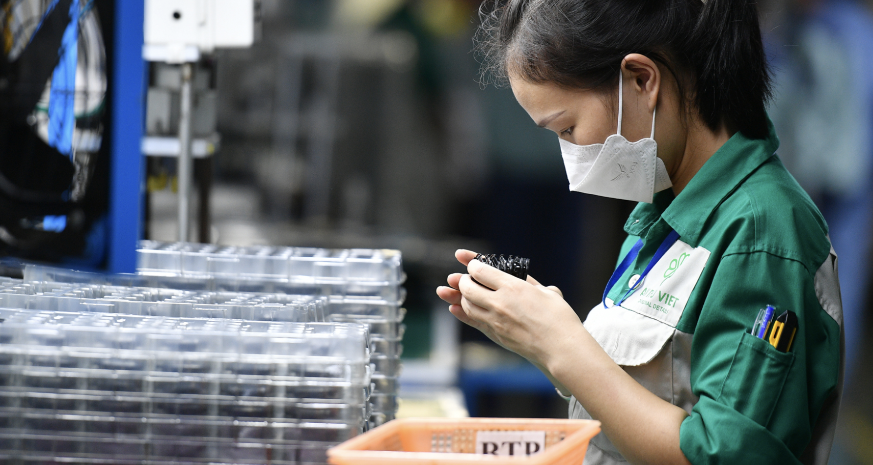 Vietnam&rsquo;s exports soar, electronics surpass $100 billion milestone