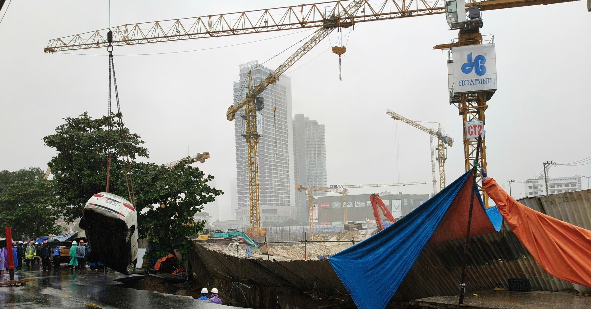Da Nang halts urban project after street collapse swallows two cars