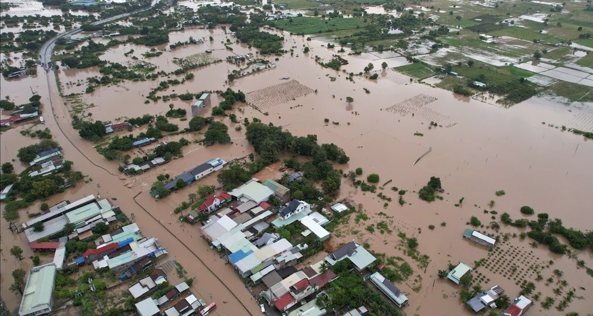Floods paralyze National Highway 1 in Lam Dong, boats swept away