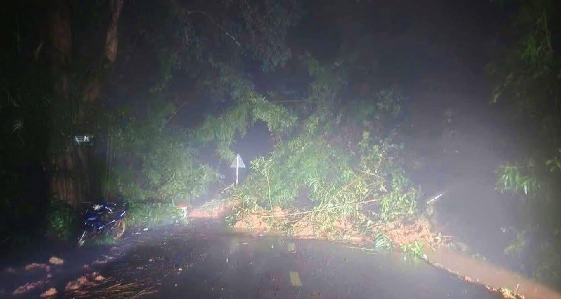 Landslides trap 20 vehicles on Gia Bac Pass, phone signal lost