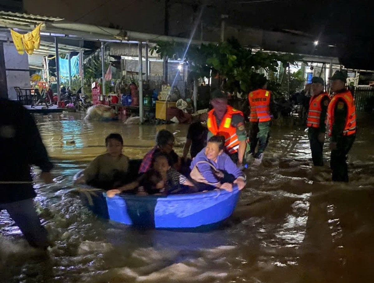 Người dân vùng biển Lâm Đồng chạy lũ trong đêm, nhiều nơi ngập sâu.1jpg.jpg