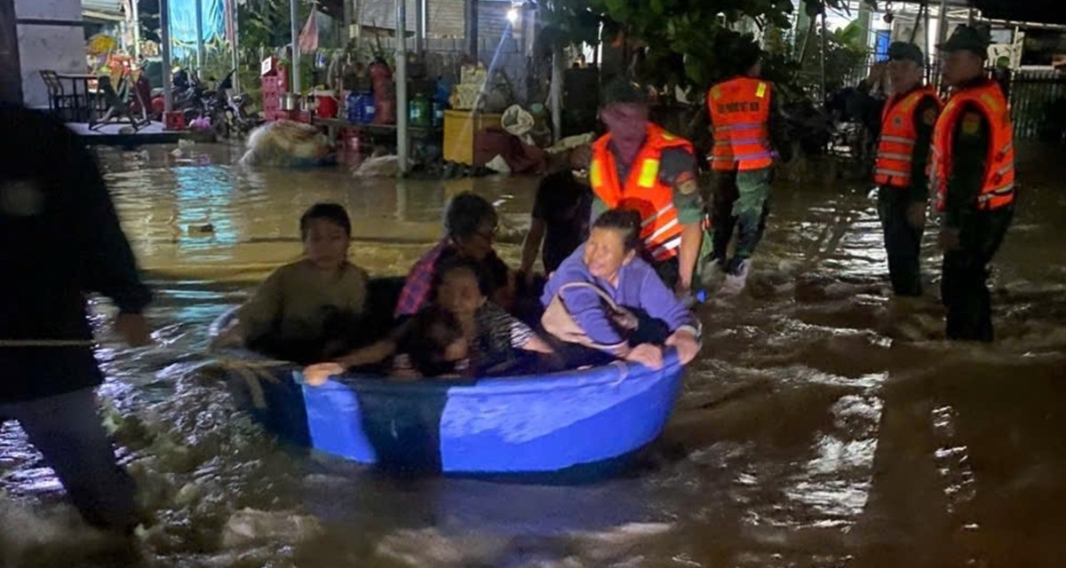 Lam Dong residents climb rooftops, flee rising floodwaters overnight