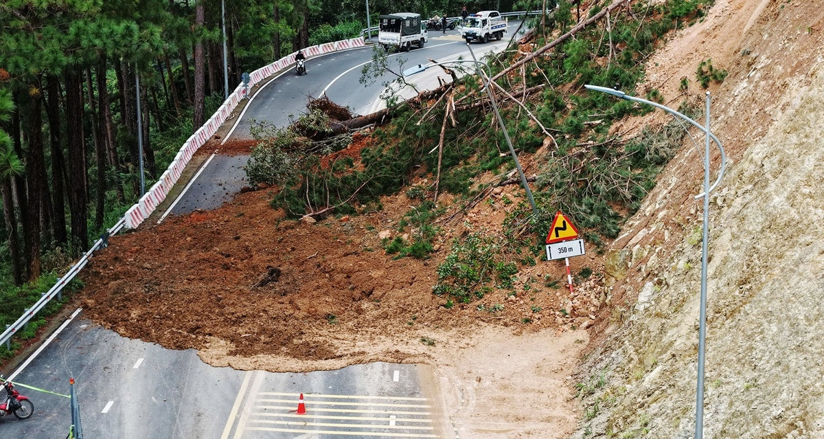 Prenn Pass reopens with time restrictions following landslide in Da Lat