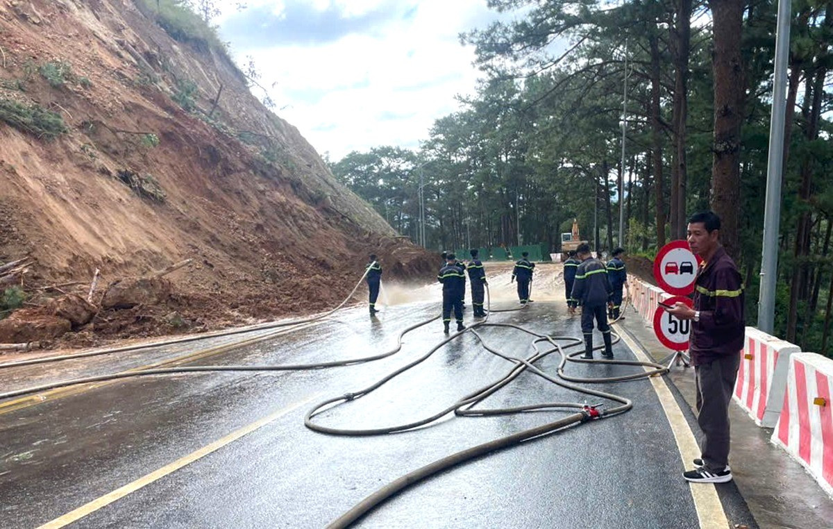 Đèo Prenn ra vào Đà Lạt tạm thời lưu thông trở lại theo giờ sau sự cố sạt lở..jpg