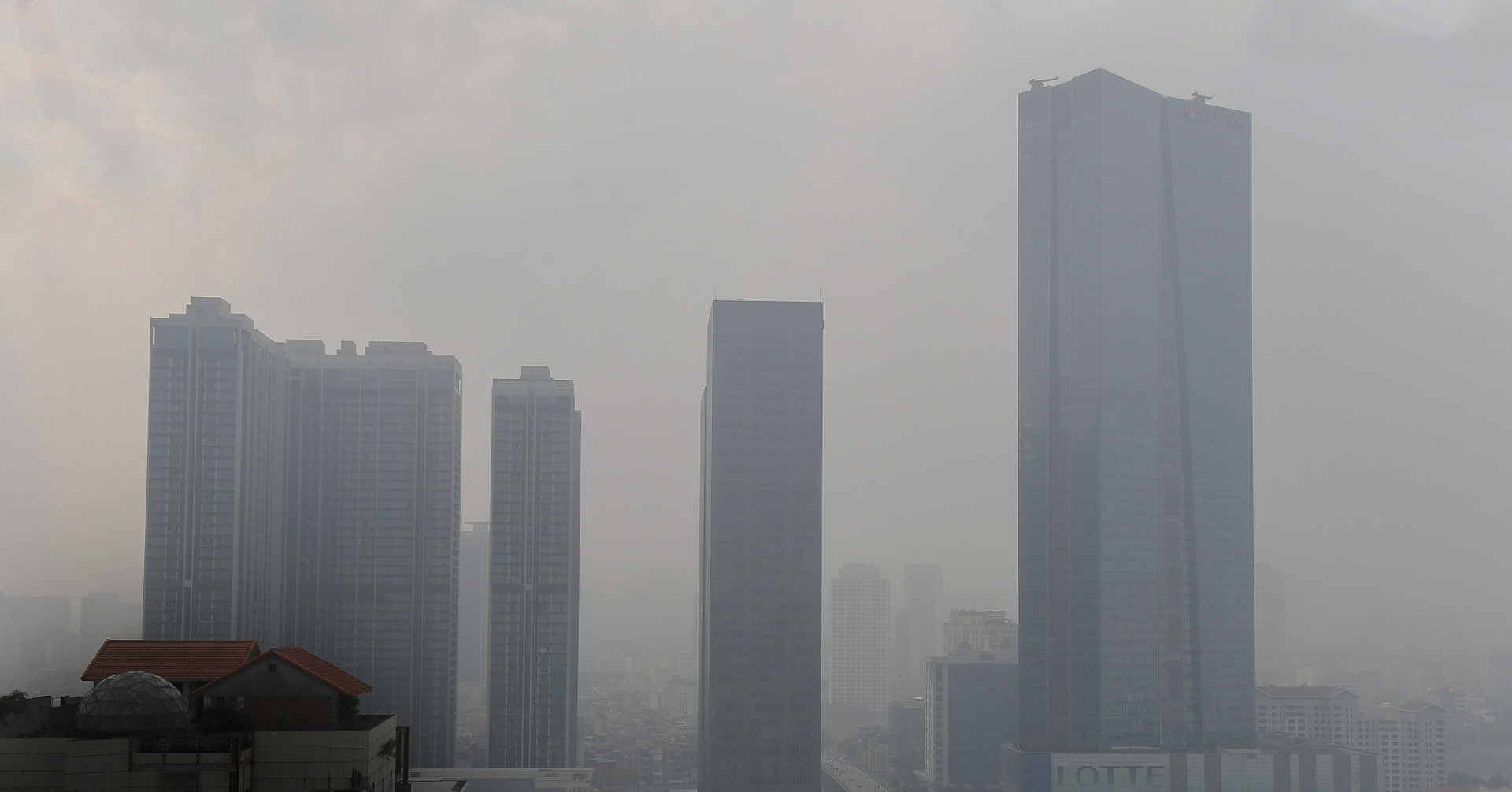PM urges urgent action on air pollution in Hanoi and Ho Chi Minh City