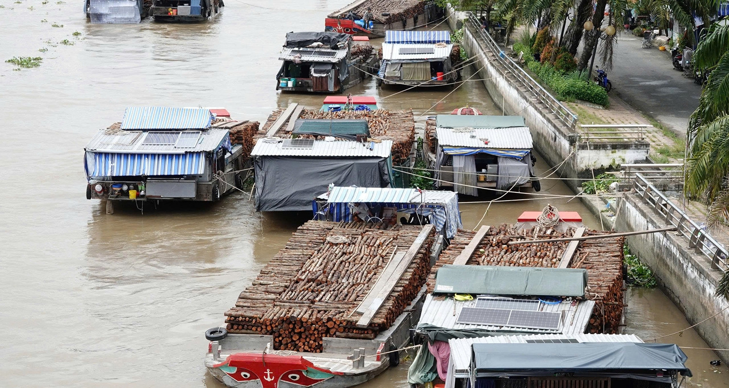 In Vietnam’s Mekong Delta, a floating market trades only in firewood