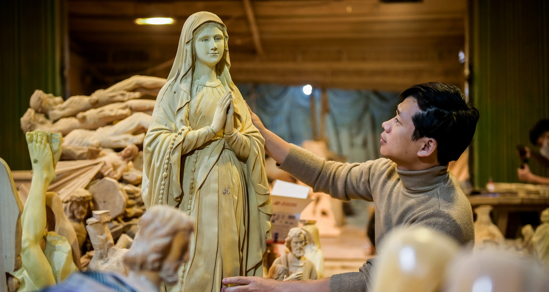 Christmas rush: Catholic wood carving village in Vietnam works around the clock