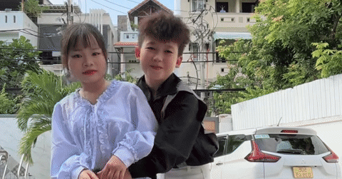 Five years apart, love unites 'tiny couple' in emotional first meeting