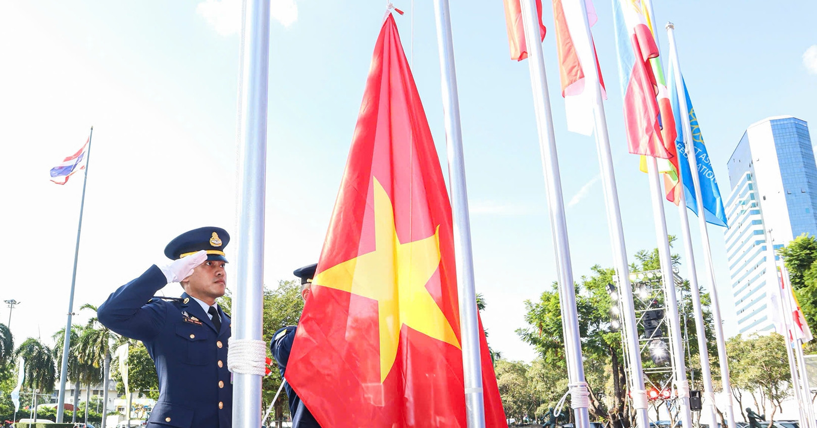 Flag of Vietnam rises high at SEA Games 33 opening event