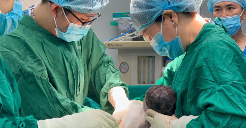 Mother of twins gives birth after miracle 13-hour hand reattachment surgery