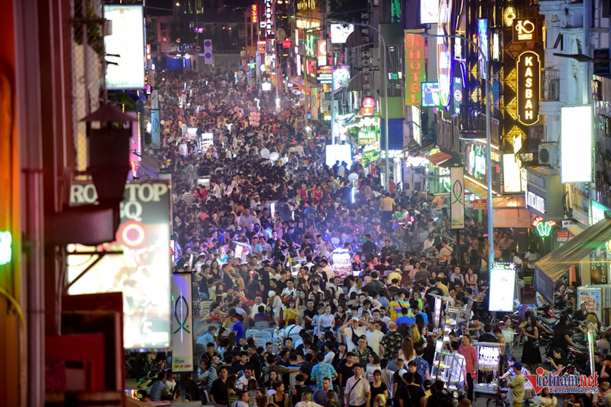 'Matchbox' houses on Bui Vien Walking Street priced up to VND600 million/sqm