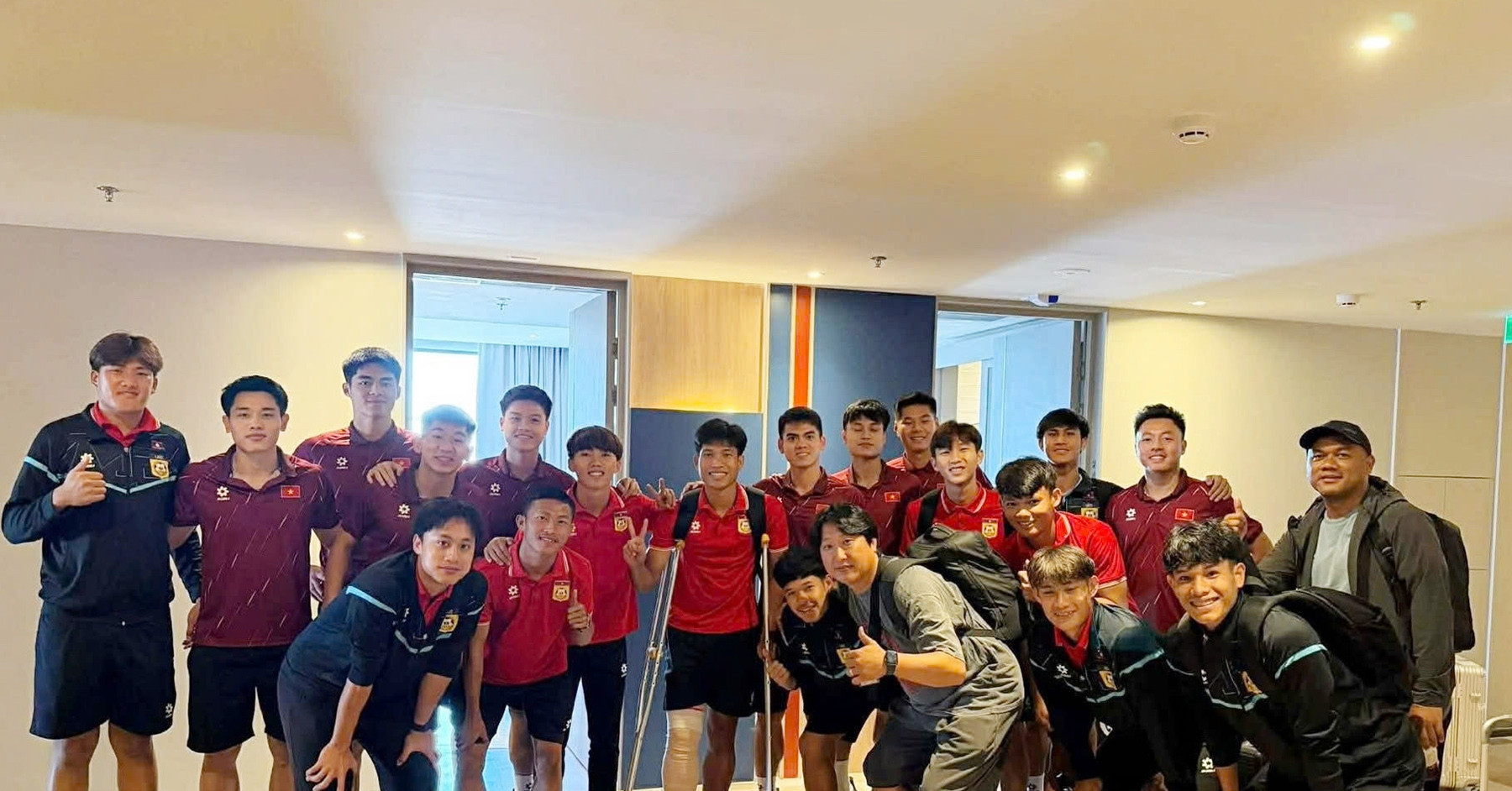 Vietnam U22 players show heartfelt gesture to injured Laos captain