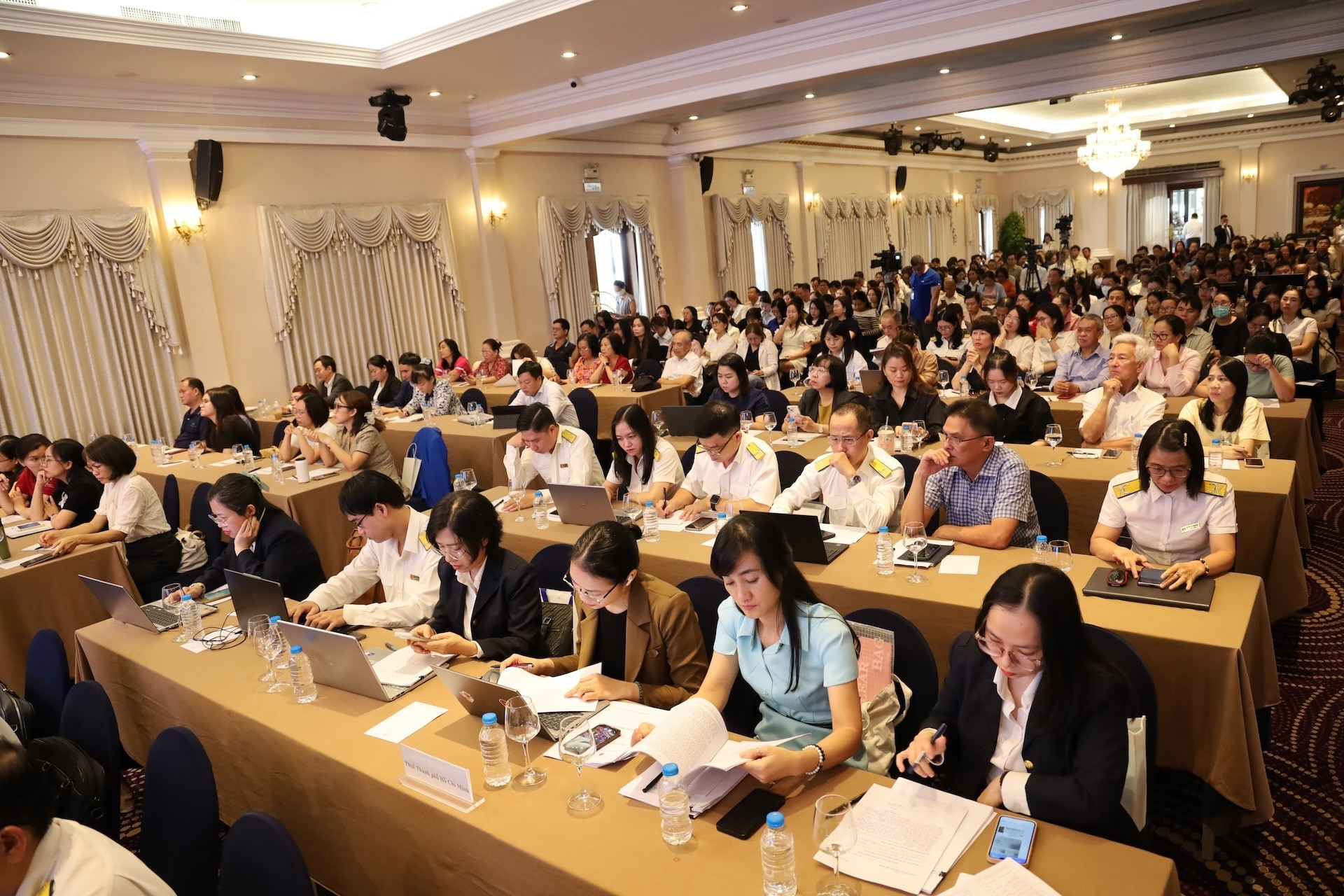 Businesses ask HCMC tax authority to set deadlines for official replies
