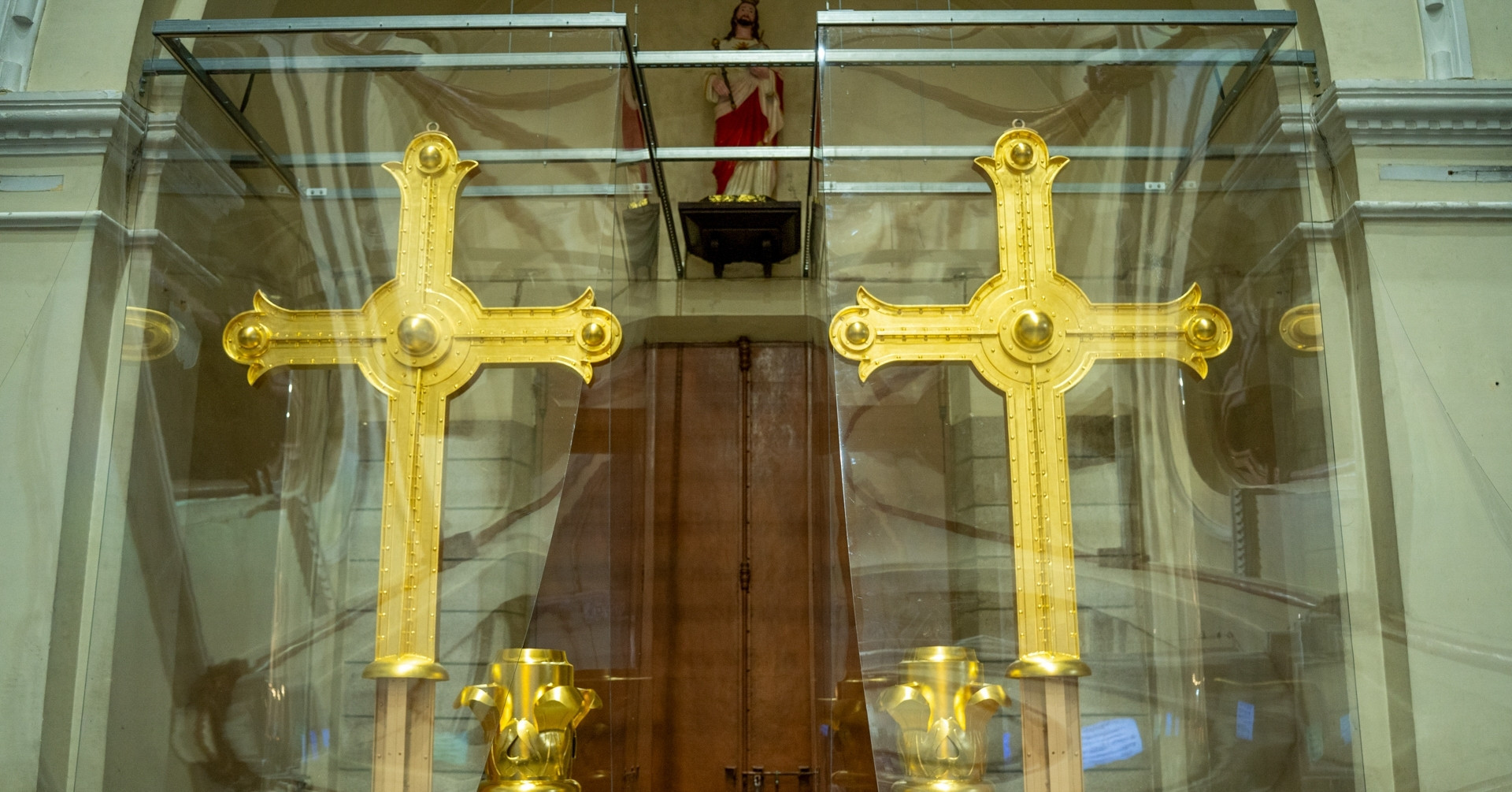 Golden crosses unveiled at Notre-Dame Cathedral in Ho Chi Minh City