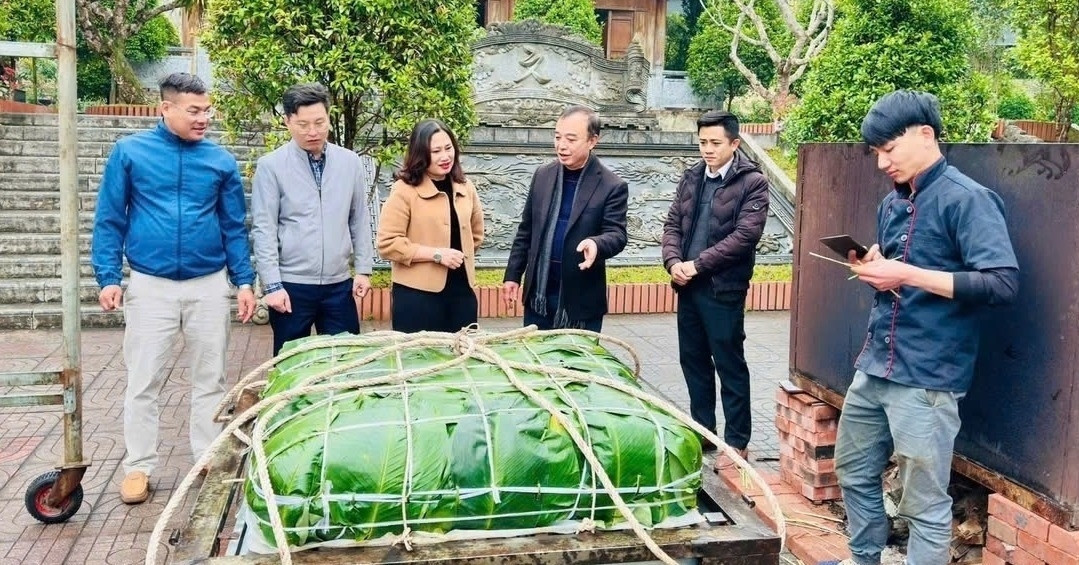 A 300kg banh chung offered in memory of Hai Thuong Lan Ong