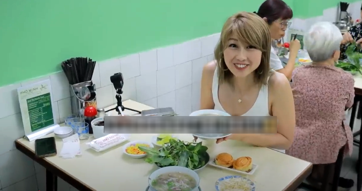 Japanese tourist tries 80-year-old pho restaurant in Ho Chi Minh City