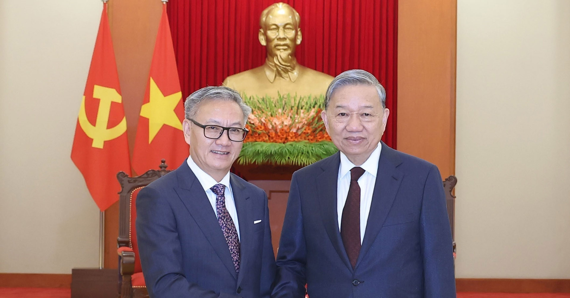 Vietnam-Laos relations at strongest point, leaders pledge deeper cooperation