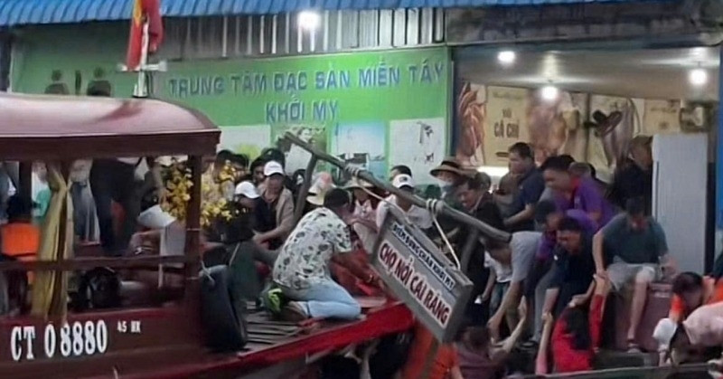 Can Tho takes action after tourists fall into river at floating market