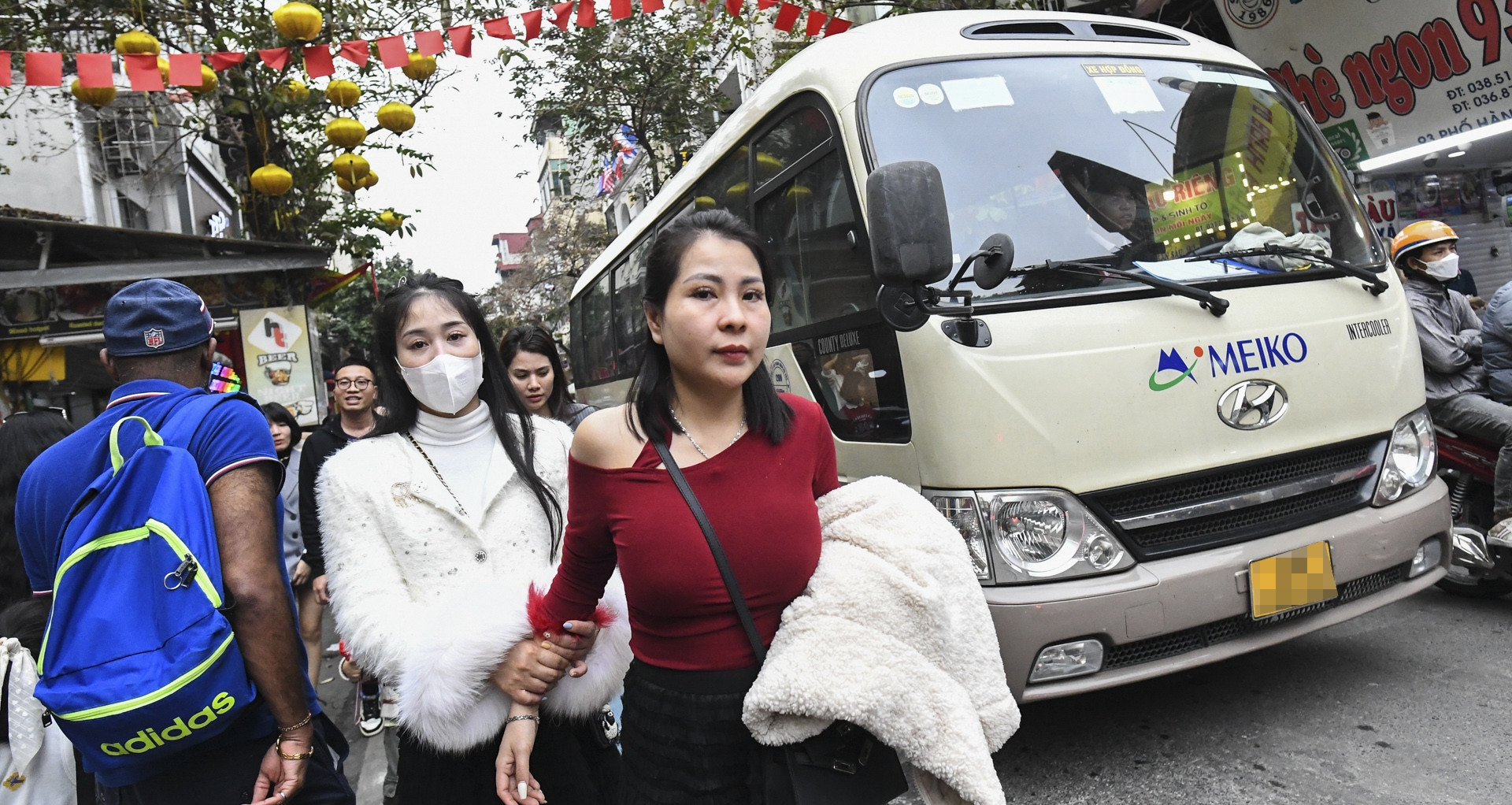 Large tour buses crowd Hanoi’s Old Quarter, causing daily traffic chaos