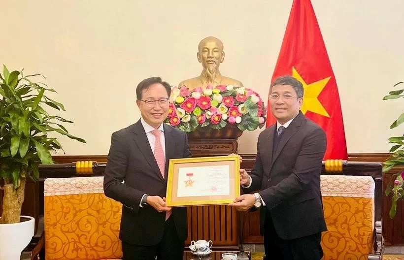 Samsung VN leader honoured for contributing to Vietnam-RoK diplomatic relations