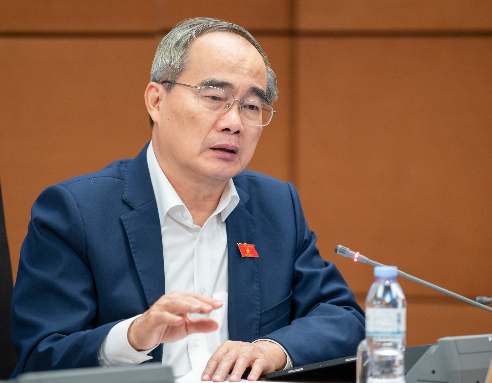 sinh 2 con quochoi.jpg