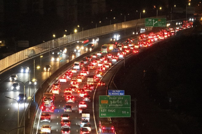 5km-long traffic jam as cars flood back into Hanoi after Tet holiday