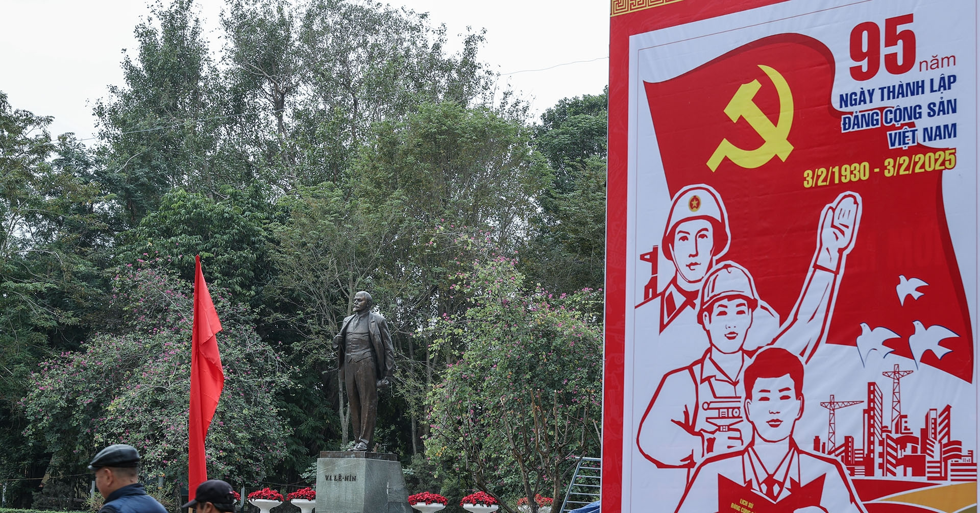 Hanoi decorates its streets in honor of the Communist Party’s 95th anniversary