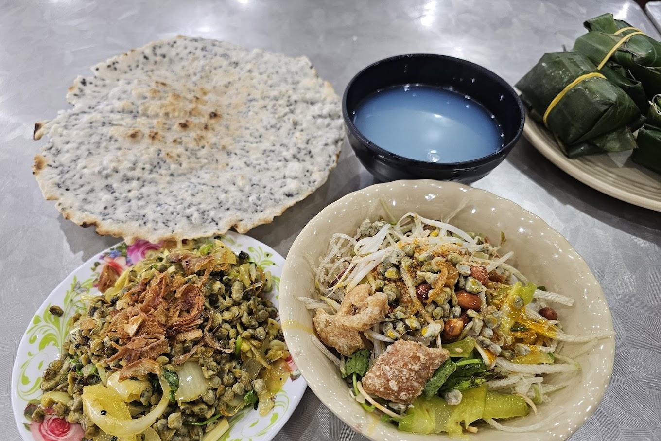Korean tourists fall for Hue’s clam rice: Affordable, delicious, unforgettable