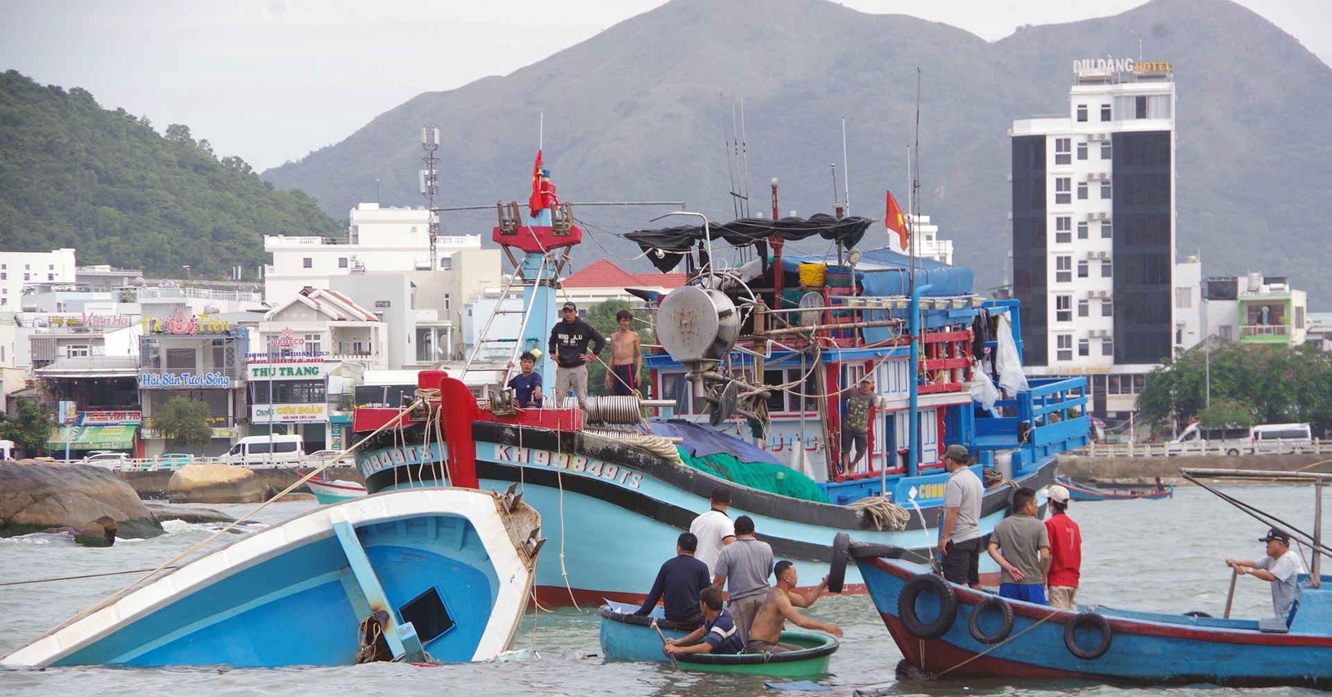 Fishing boat sinks off Nha Trang coast, one missing, one dead