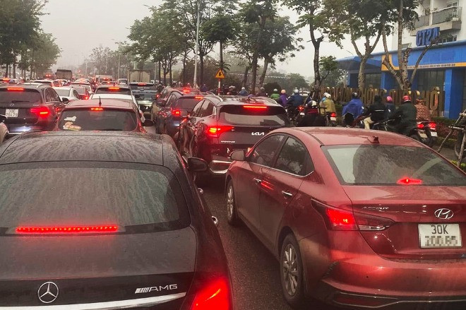 Traffic light changes cause gridlock on major Hanoi thoroughfare