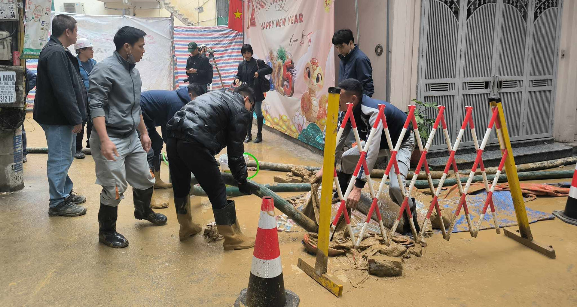 Slurry from Hanoi metro construction floods residential alley, cleanup underway