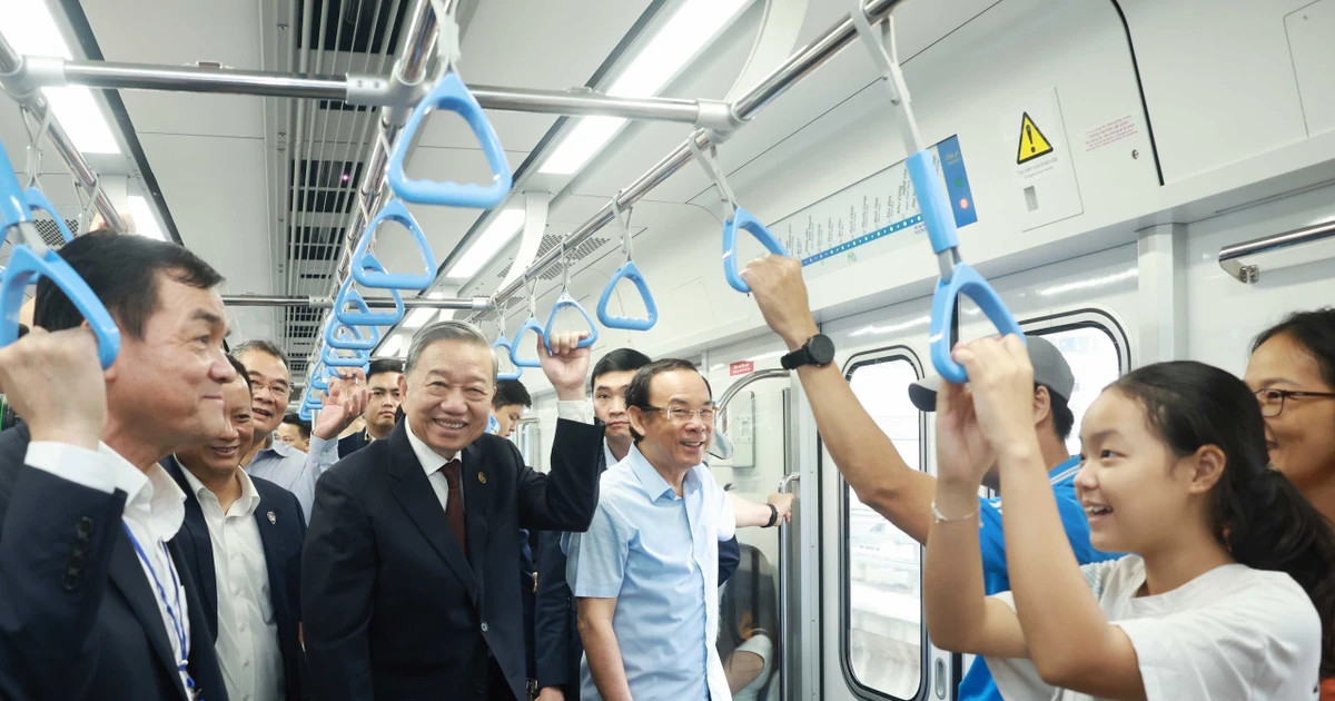 Party chief takes ride on Ben Thanh – Suoi Tien metro line