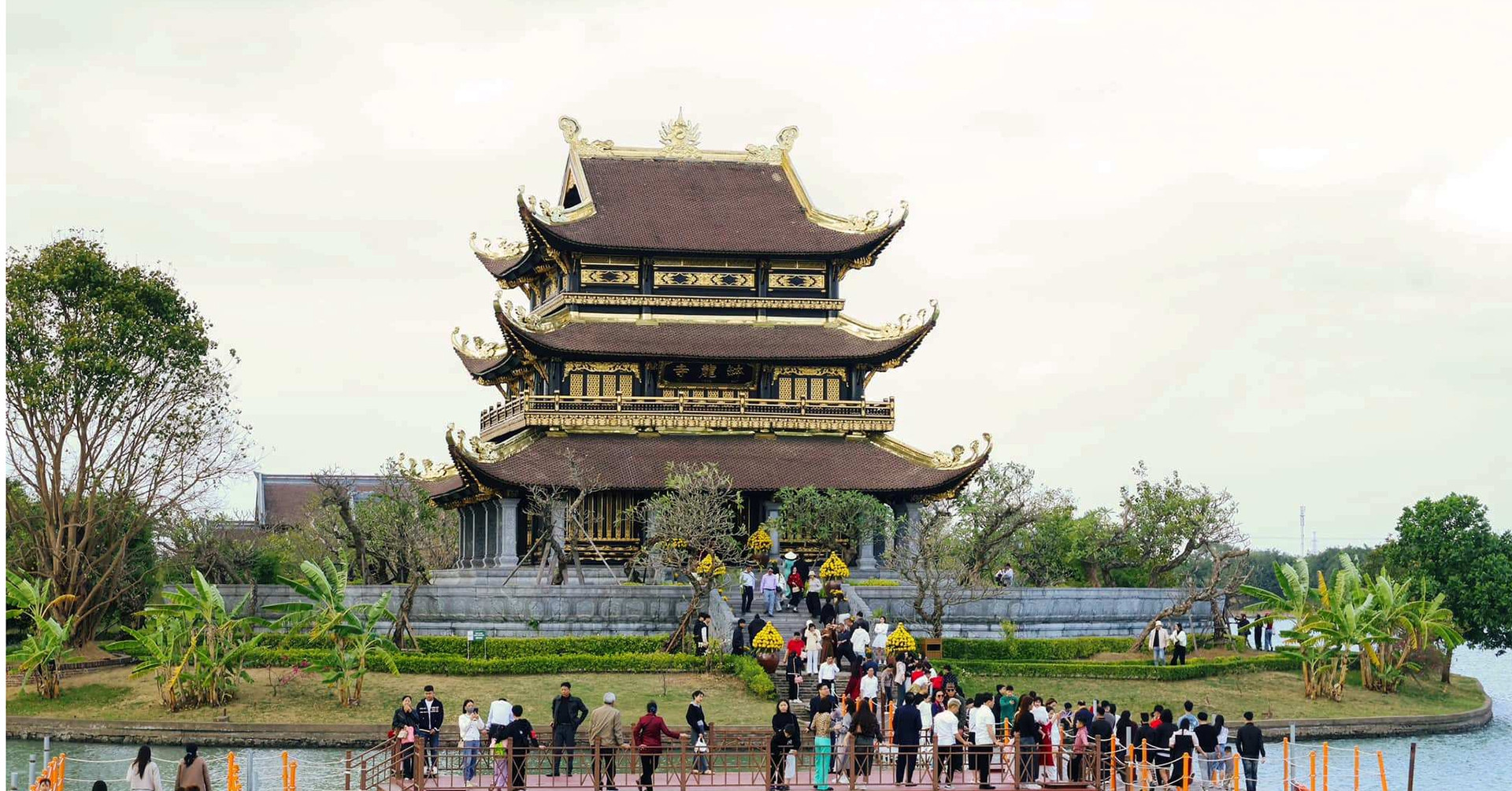 Bat Long Pagoda: the golden temple shining in the middle of a lake