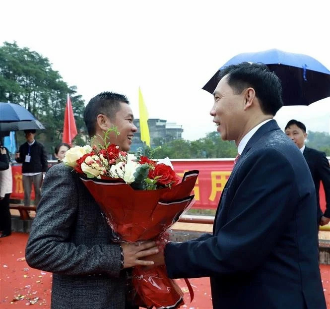 Hoanh Mo–Dongzhong border gate pair opens for tourists, border residents