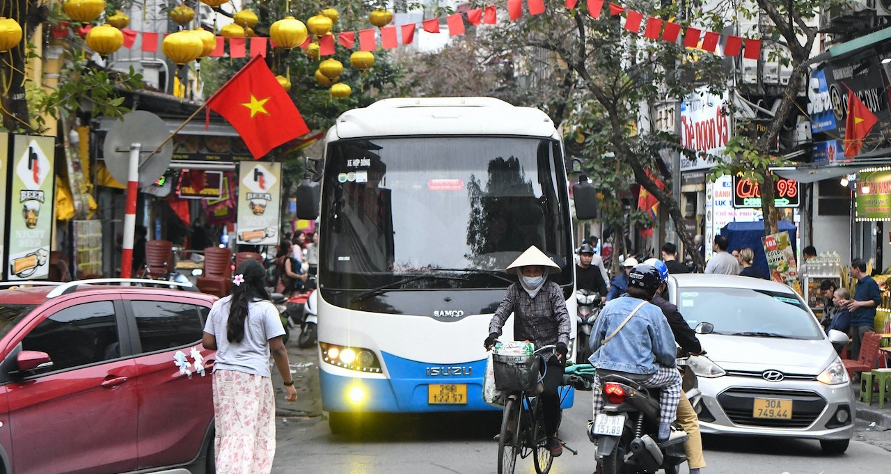 Hanoi bans vehicles over 16 seats in Old Quarter, sets up four transfer hubs