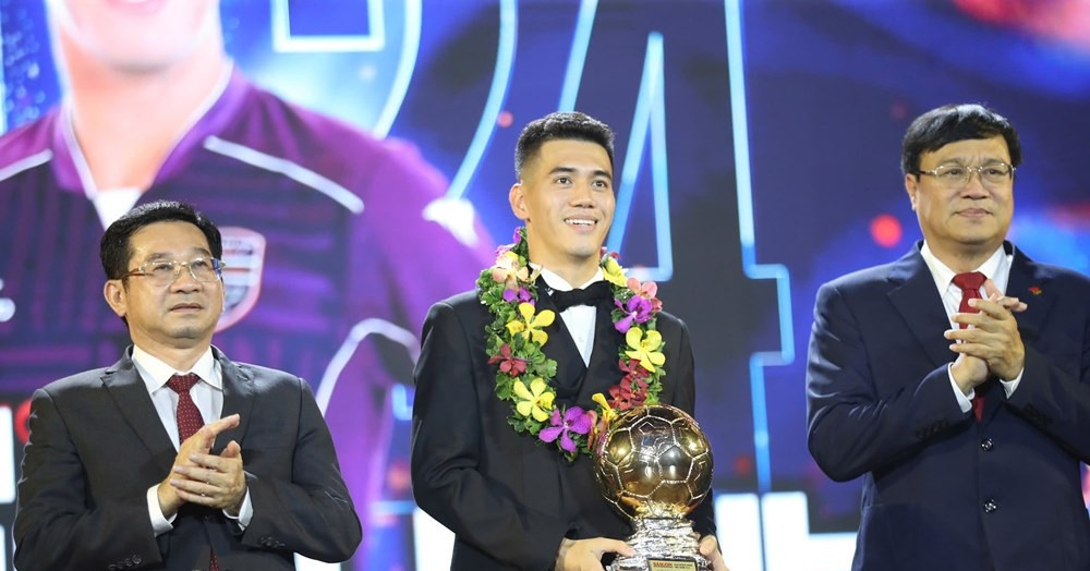 Vietnam’s top striker Tien Linh eyes future triumphs after Golden Ball win