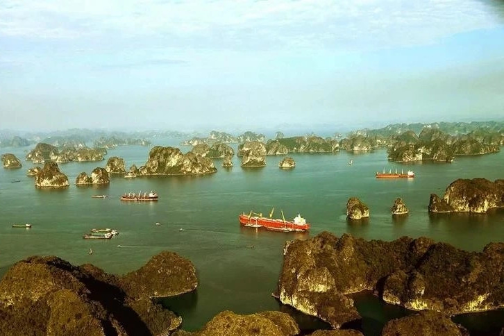 Quang Ninh yet to permit cave dining on Bai Tu Long Bay