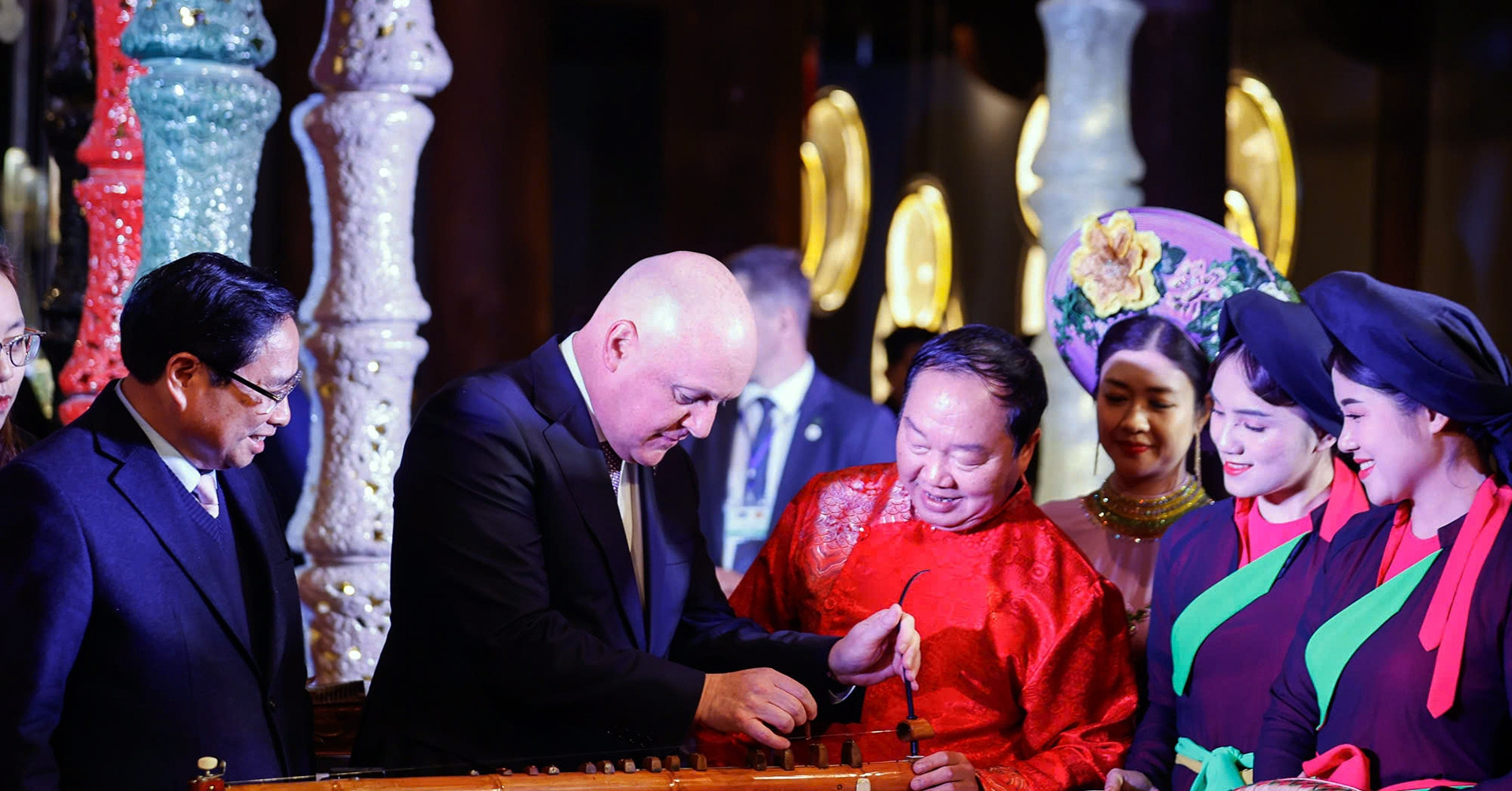 Vietnam and New Zealand PMs visit Van Mieu, share cultural experiences