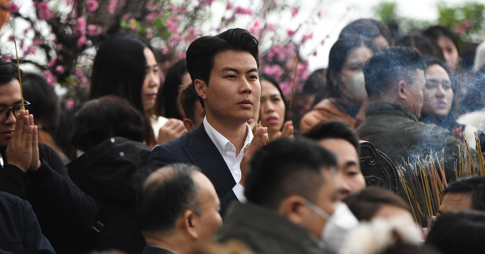 Tay Ho Temple packed with worshippers on first workday after Tet