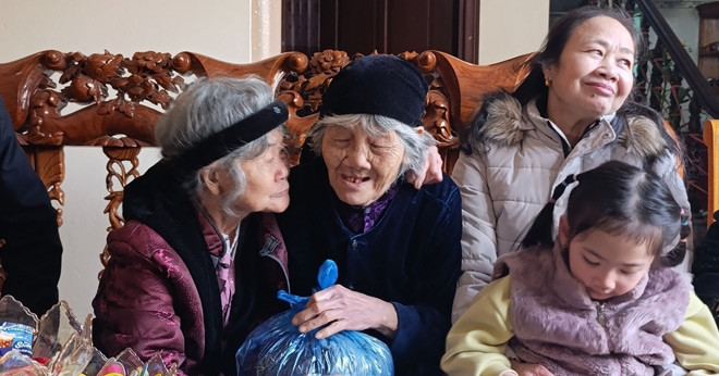 Emotional reunion: 85-year-old sister visits her 90-year-old sibling for Tet