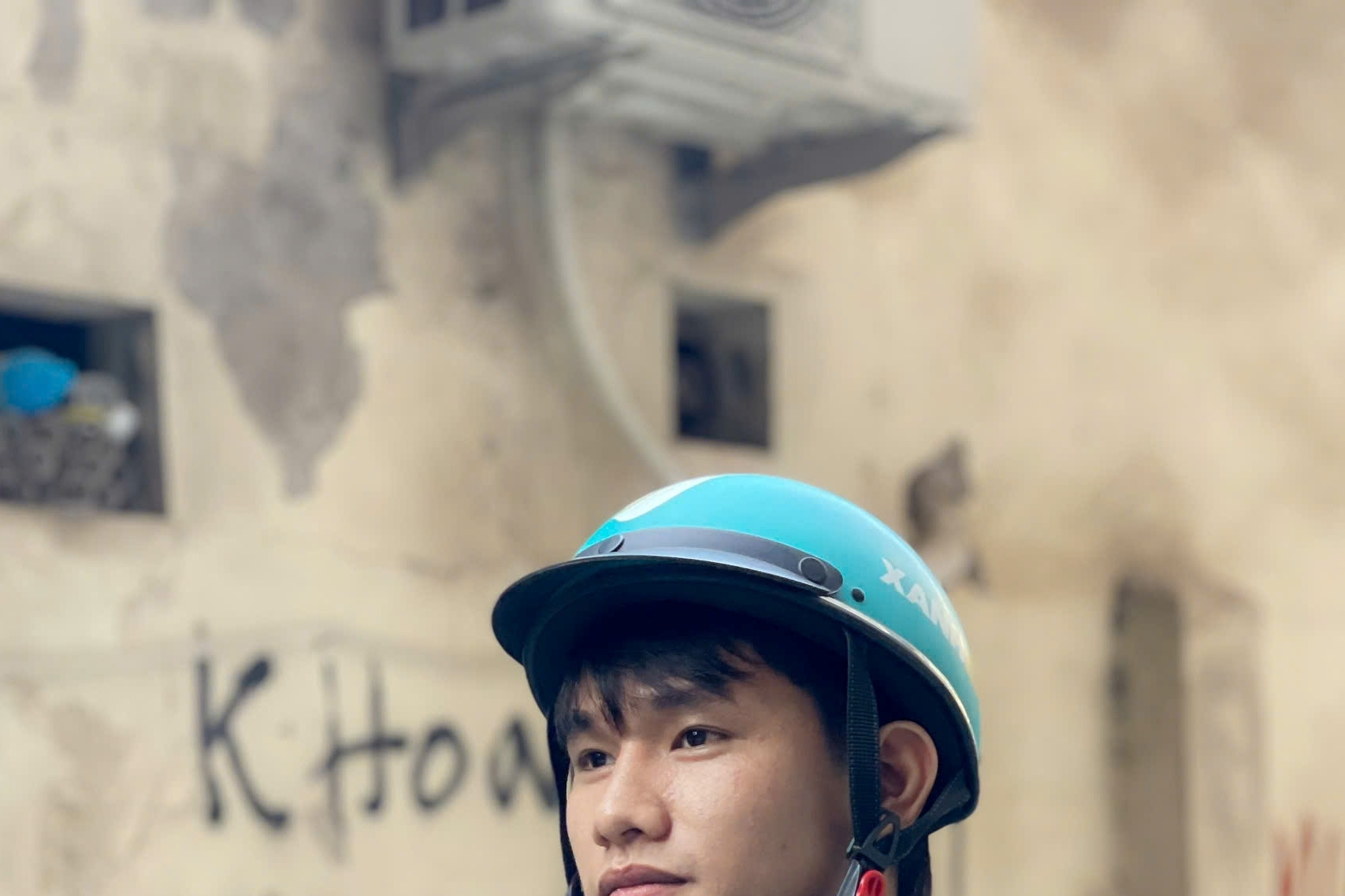 University graduate who speaks 3 languages works as deliveryman