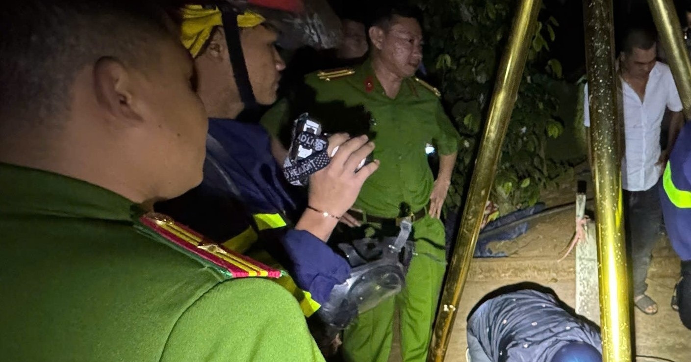 Police Officer Rescuing Dramatic night rescue: 20 police officers save man trapped in 30m well