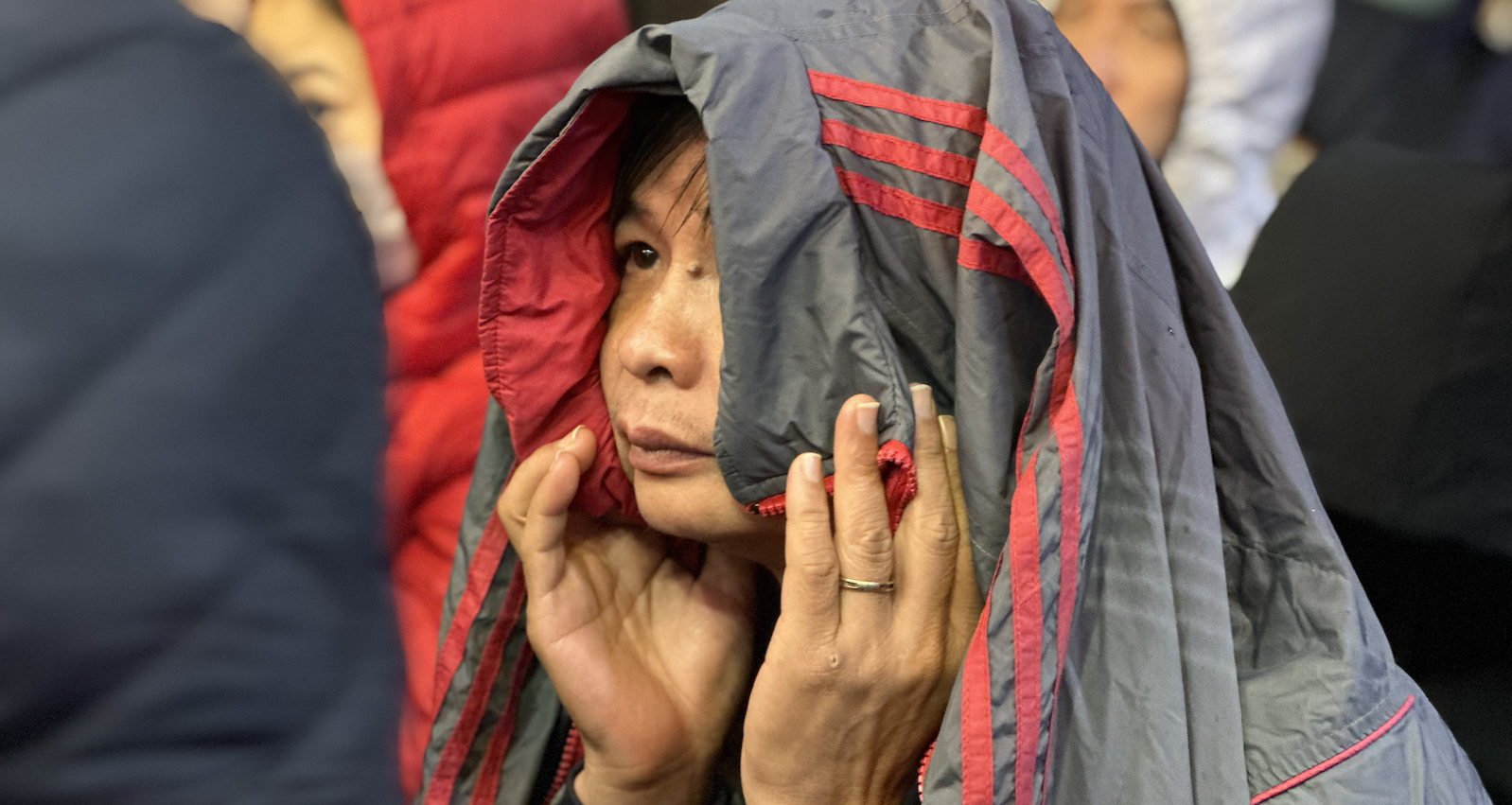 Hundreds queue from 3 a.m. to buy gold on the God of Wealth Day