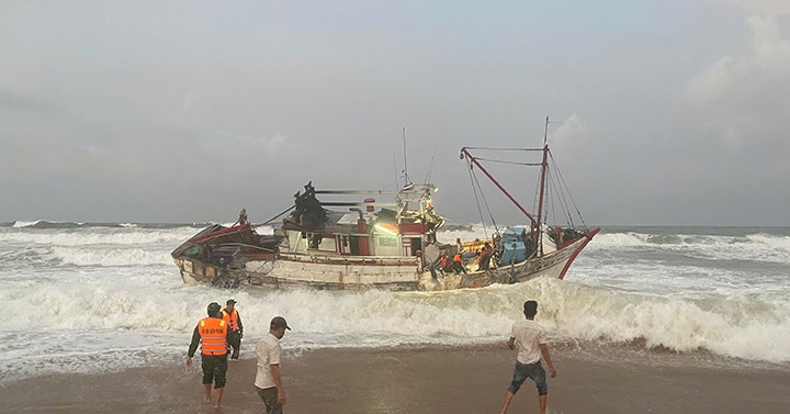 Foreign fishing boat stranded off Phu Yen coast safely rescued