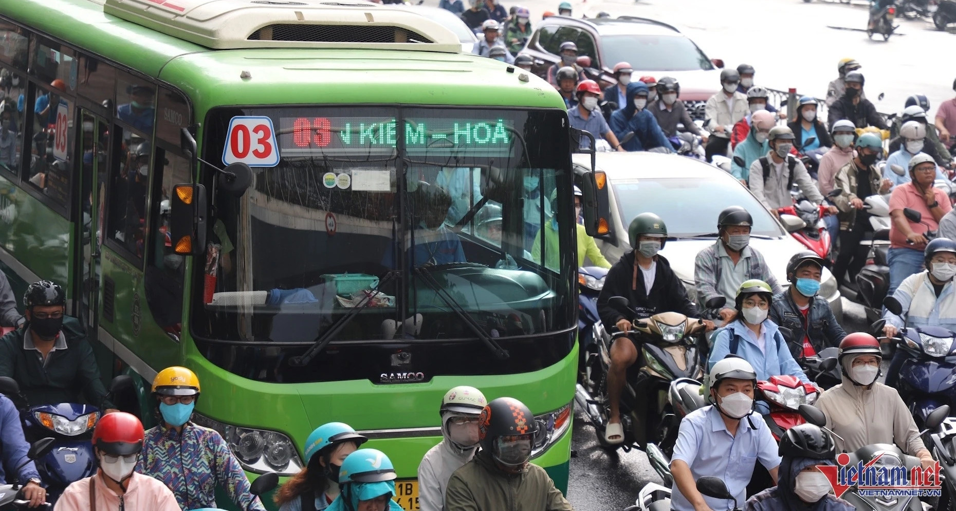HCM City’s public buses face workforce crisis amid new licensing rules