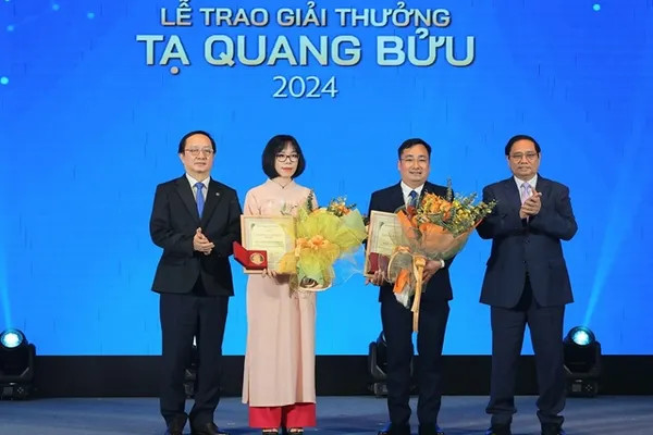 Scientist becomes first woman to receive prestigious physics award